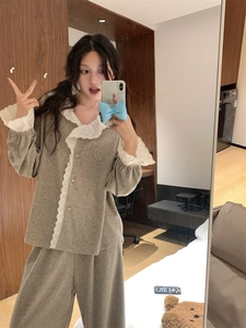 Détail du pyjama d'hiver en velours avec bordure en dentelle blanche et boutonnage
