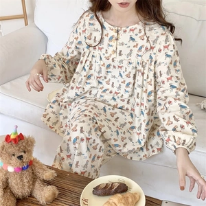 Détail du pyjama imprimé chiens avec col rond plissé et texture en coton doux