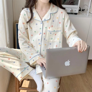 Détail d'un pyjama en coton respirant à pois colorés avec des liserés bleu clair