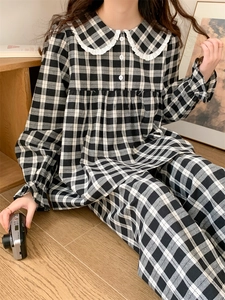 Detail des karierten Pyjama-Sets mit Spitzen-Bubikragen und gerafften Ärmelbündchen