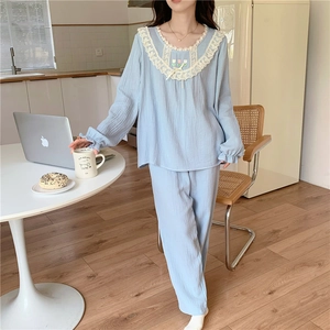 Détail du col en dentelle avec broderie de tulipes sur pyjama bleu clair