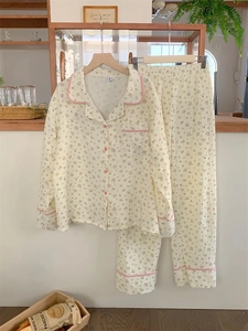 Détail du pyjama à fleurs roses avec texture en coton doux et finitions gansées