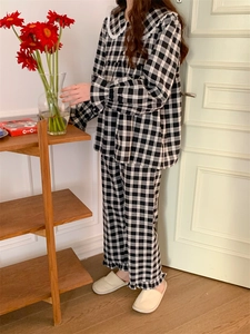 Detail von schwarz-weißem Gingham-Pyjama-Set mit Peter-Pan-Kragen und Rüschenbündchen