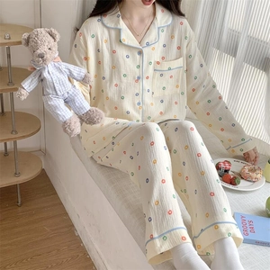 Détail du pyjama en coton respirant avec des pois colorés et un passepoil bleu élégant