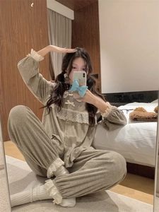 Détail d'un ensemble de pyjama en peluche douce avec dentelle blanche et nœuds