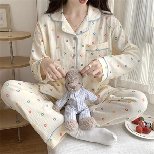 Détail de pyjama doux respirant avec cercles colorés et bords passepoilés bleus