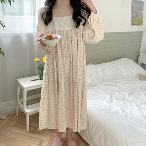 Camicia da notte in cotone a fiori con scollo in pizzo e maniche lunghe a lanterna
