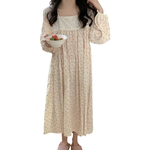 Elegante camicia da notte da donna a maniche lunghe con motivi floreali e colletto in pizzo