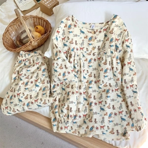 Détail de pyjama imprimé chien de dessin animé avec boutons en bois sur coton doux