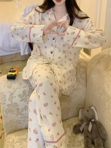 Détails du pyjama floral avec passepoil vichy rouge et boutons rouge foncé