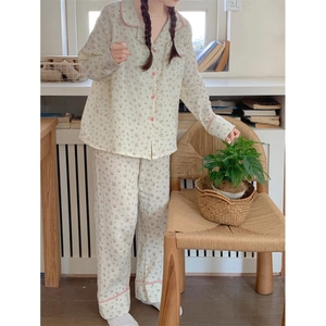 Pyjama floral avec fleurs roses et chemise boutonnée pour femme dans une pièce confortable