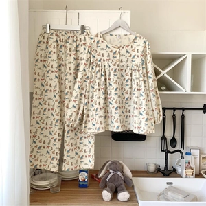 Détail d'un pyjama ample avec imprimé chiot coloré et boutons en bois naturels