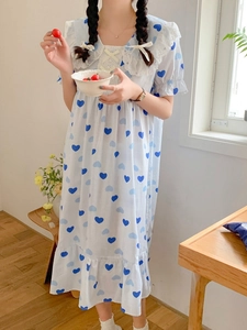 Dettaglio del pigiama in stile corte francese con cuori blu e colletto in pizzo bianco