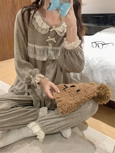 Détail de bordure en dentelle et nœud sur pyjama en polaire taupe à col claudine