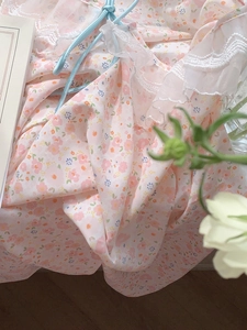 Dettaglio del pigiama floreale in chiffon con colletto in pizzo e coulisse in seta blu