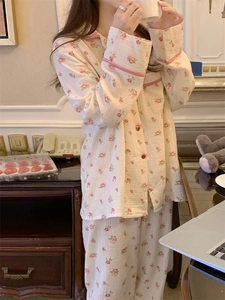 Détail du pyjama à fleurs avec bordures à carreaux roses et texture en coton doux