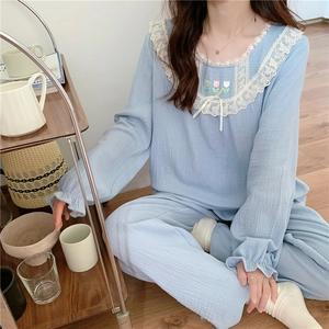 Pyjama vintage bleu clair avec dentelle blanche et broderie tulipe élégante