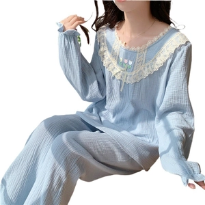 Pyjama femme en gaze de coton bleu clair avec col en dentelle et broderie de tulipes