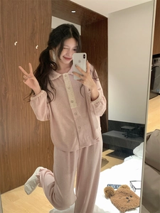 Détail du haut de pyjama rose en polaire avec col en dentelle blanche et boutonnage