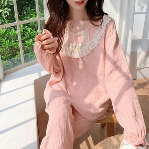 Pyjama vintage rose avec broderie tulipe et bordure en dentelle pour femmes