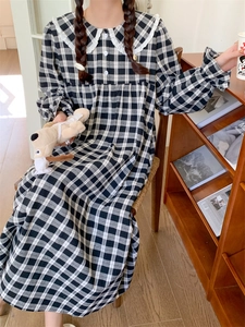 Detailansicht der langärmeligen Karo-Nachtwäsche mit einem Vintage-Spitzenkragen-Stil