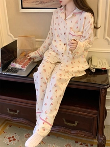 Pyjama floral avec roses roses sur coton écru et détails de bordure à carreaux rouges