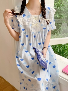 Dettaglio di pigiama stile corte francese con colletto in pizzo e cuori blu