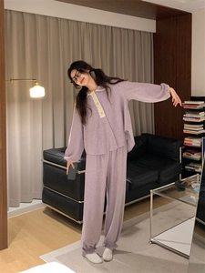 Détails du pyjama en polaire lilas avec bordure en dentelle blanche sur le col