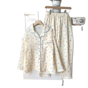 Pyjama femme crème à manches longues avec imprimé donuts et passepoil bleu élégant