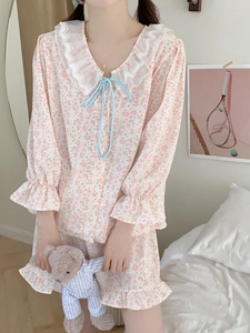 Dettaglio pigiama in chiffon floreale con colletto a bambola in pizzo e fiocco blu