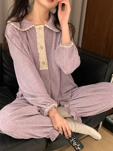 Vue détaillée d'un pyjama lavande avec col Claudine en dentelle et poignets volantés