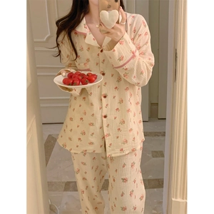 Ensemble pyjama femme à manches longues imprimé floral avec détails de boutons rouges doux