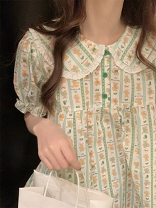 Detail of short sleeve pajamas with lace Peter Pan collar and bear print pattern