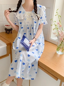 Dettaglio della camicia da notte blu a cuori con colletto in pizzo bianco e fiocco