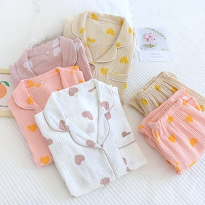 Détail des textures de coton crêpé à motif de cœur sur des pyjamas pliés doux