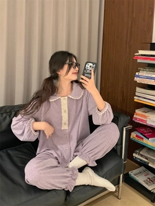 Détail d'un pyjama en polaire lilas avec col en dentelle blanche et boutons ronds