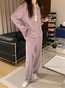 Détail d'un pyjama violet clair avec col en dentelle blanche et poignets élastiques