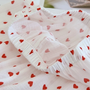Detailaufnahme der Baumwoll-Schlafhose für Damen mit Gummibund und roten Herz-Prints