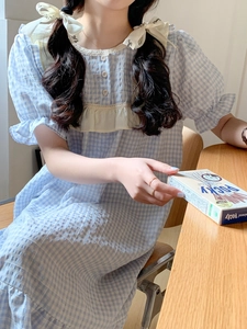 Détail de pyjama doux à carreaux bleus avec bordures en dentelle, volants et tissu seersucker