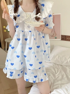 Dettaglio del pigiama stile corte francese con quadretti blu, pizzo e stampa a cuori