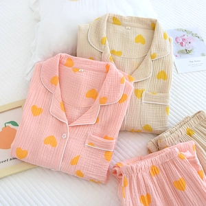 Détails du pyjama en crêpe à motif cœur avec liseré contrasté et col à revers