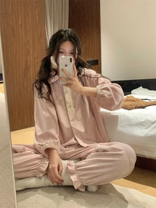 Détail du col Claudine avec dentelle sur pyjama en velours rose pour femmes
