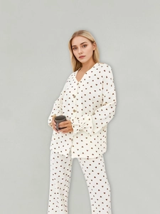 Détails du pyjama blanc en coton avec imprimé cœurs, boutons en bois et volants