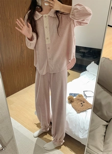 Détail d'un ensemble homewear en polaire rose avec col claudine en dentelle et peluche