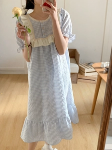 Détails d'une chemise de nuit vichy bleue avec col en dentelle et ourlet à volants