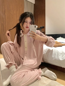 Détail du pyjama en polaire rose avec col en dentelle et poignets à volants