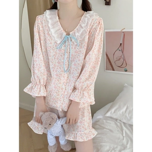Pigiama in chiffon rosa a fiori con colletto in pizzo e bordi a volant