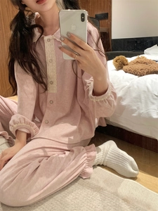 Détail d'un pyjama rose en polaire avec col en dentelle et poignets élastiques