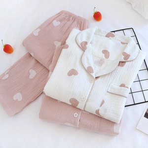 Détail d'un pyjama imprimé cœur avec chemise boutonnée et boutons en forme de fleur