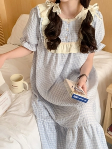 Détail de la chemise de nuit vichy bleue avec col en dentelle et manches à volants élastiques